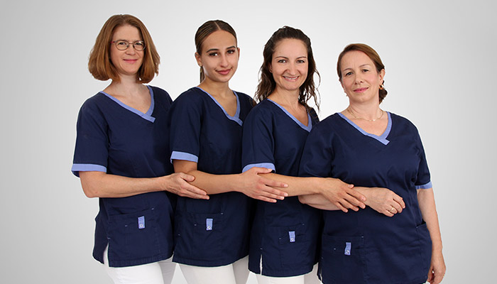 Gruppenfoto vom Team der Zahnarztpraxis Deritis Germering